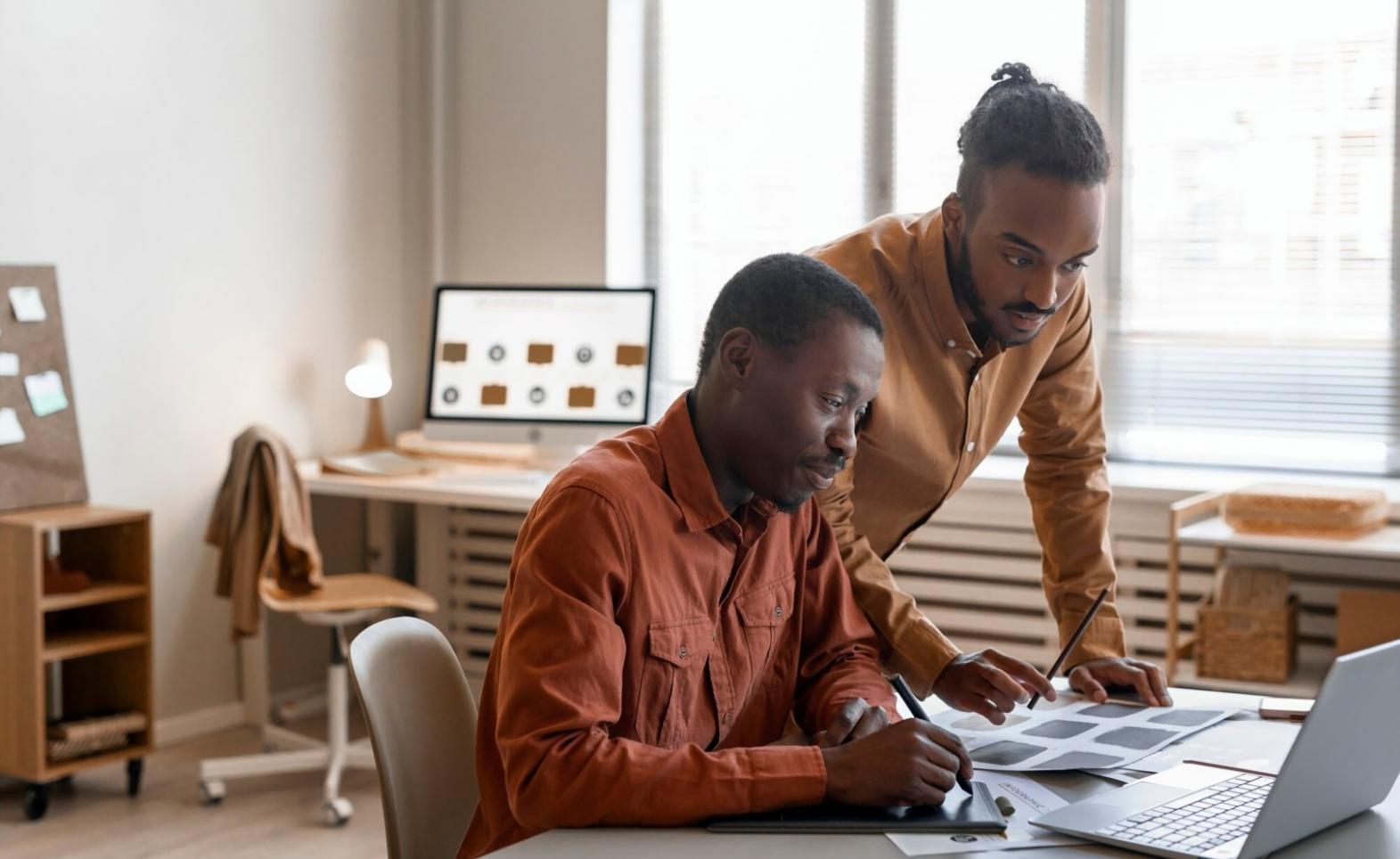 Ноутбук з відкритим редактором коду